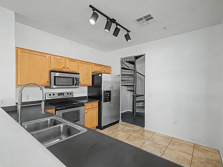 2233 E Huntington Dr — Photo 11