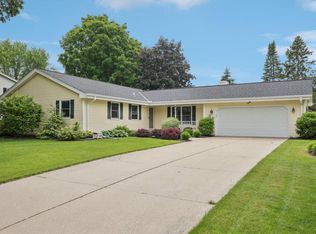 W220N2789 Maplewood Ln, Waukesha, WI 53186