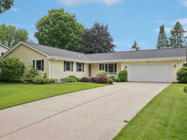 W220N2789 Maplewood LANE, Waukesha, WI 53186