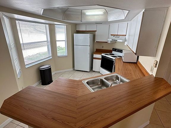 3rd image of 1014 Villa Dr