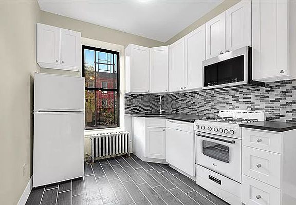 5th image of 663 President St APT B2