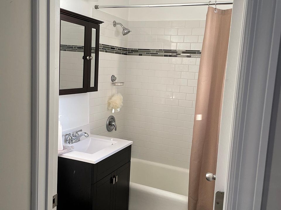 1st image of 3342-3345 N Marshfield Ave #320