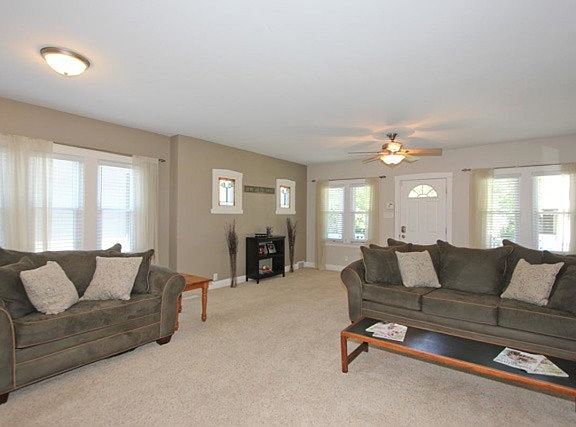 3rd image of 843 Elgin Ave