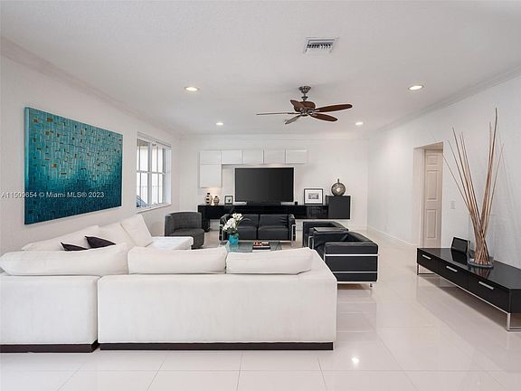 4th image of 633 Honeysuckle Ln