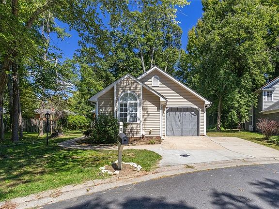 3rd image of 11 Pipers Glen Ct