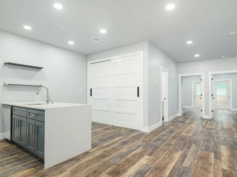 342 W Queen Ln #6 — Photo 4