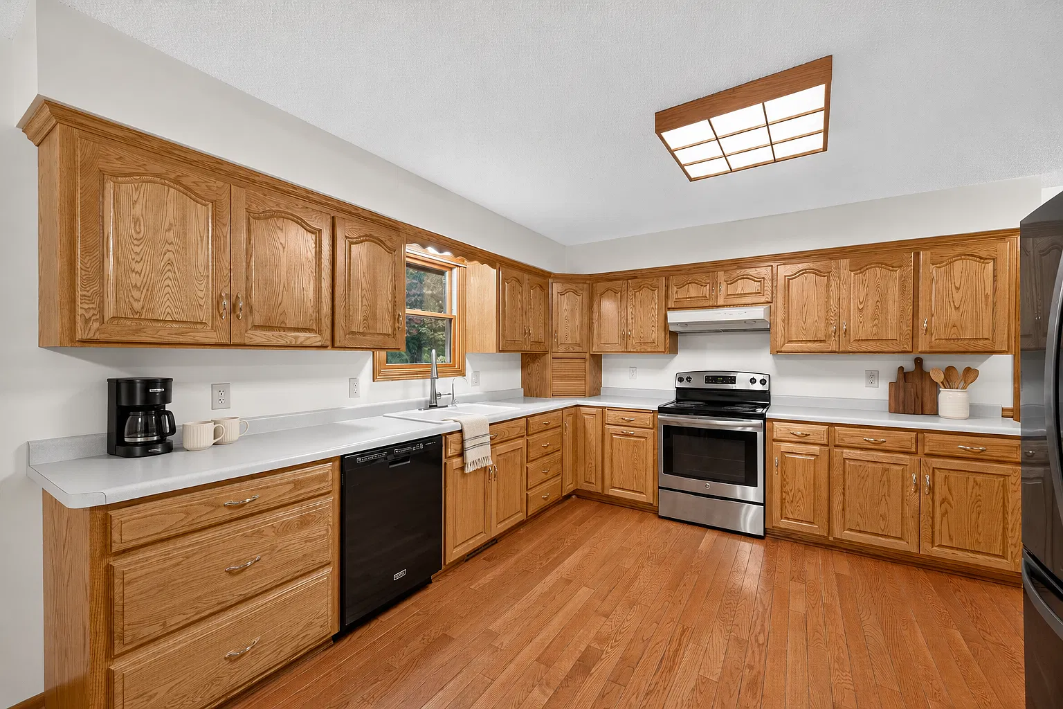 3 bed, 2360 sqft, $2,950 — Photo 3