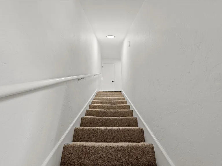 2 Bedroom/1 Bathroom Move-in Ready Townhome w\ 1 Month Free Rent!! — Photo 11