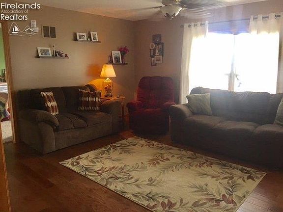 3rd image of 409 Shawn Ct