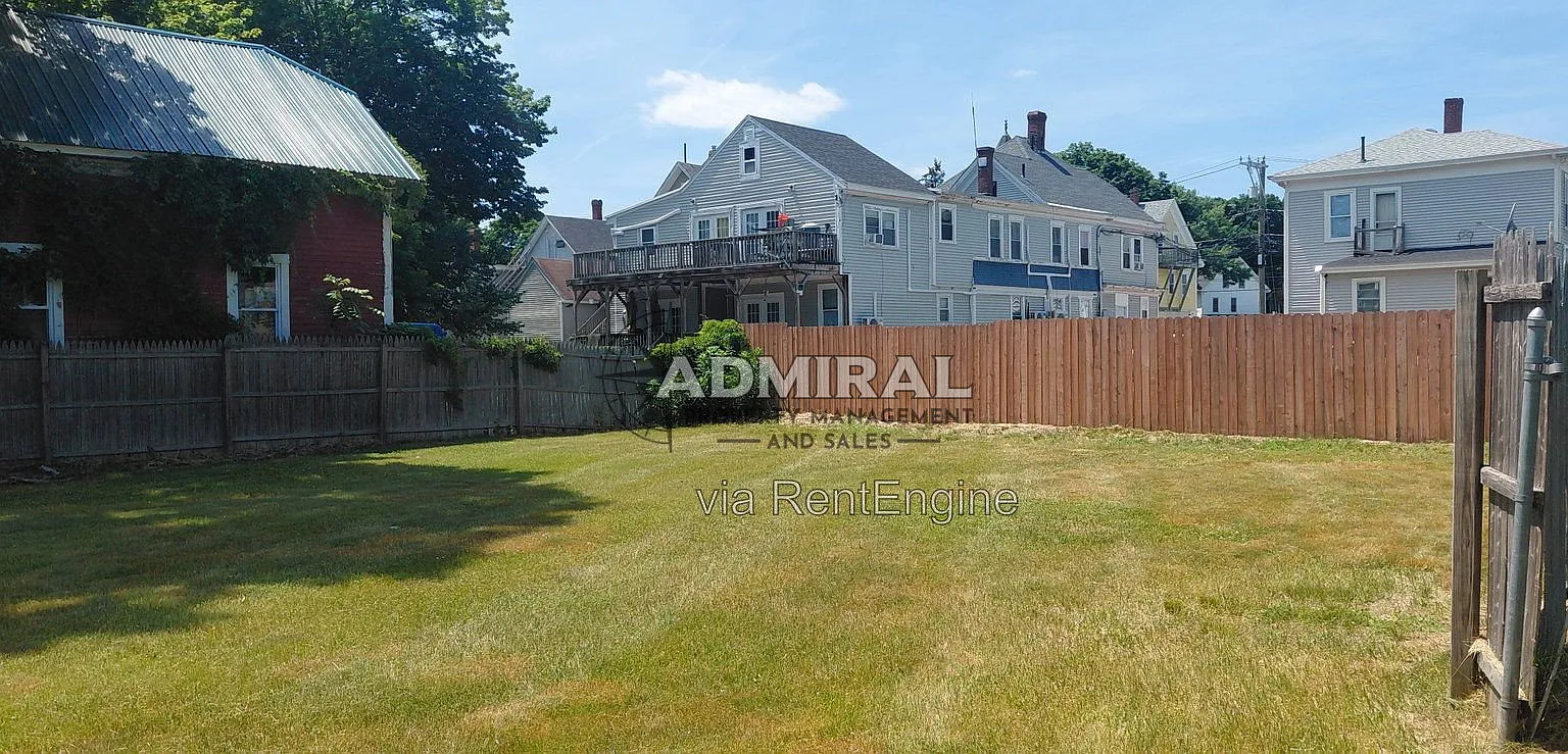 4 bed, 1.0 bath, 2200 sqft, $2,100 — Photo 1