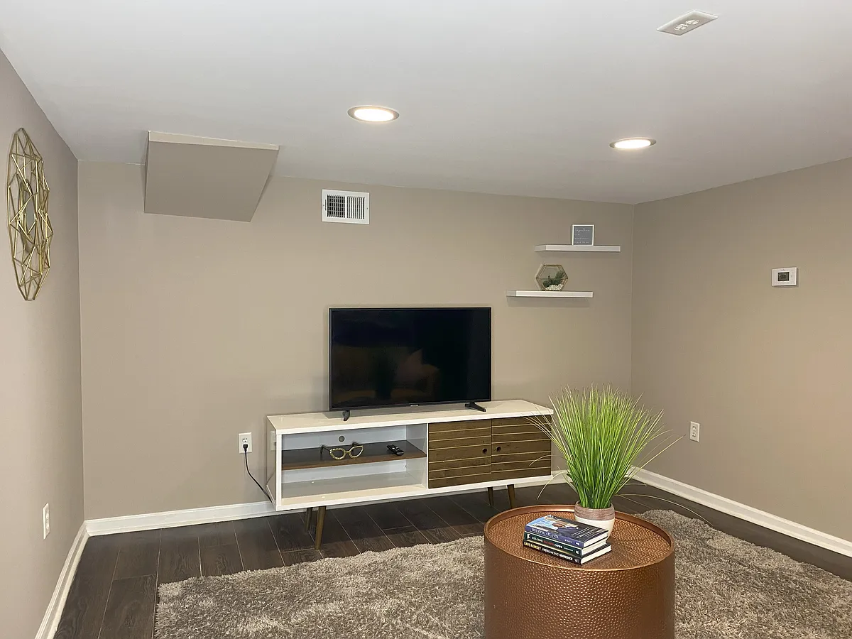 Building Photo - 686 Center Hill Ave NW #2
