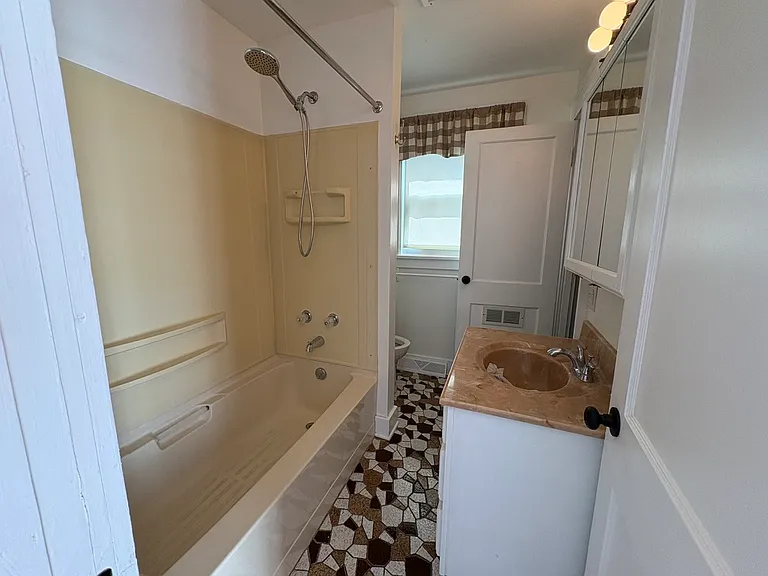 117 N Toll St — Photo 9