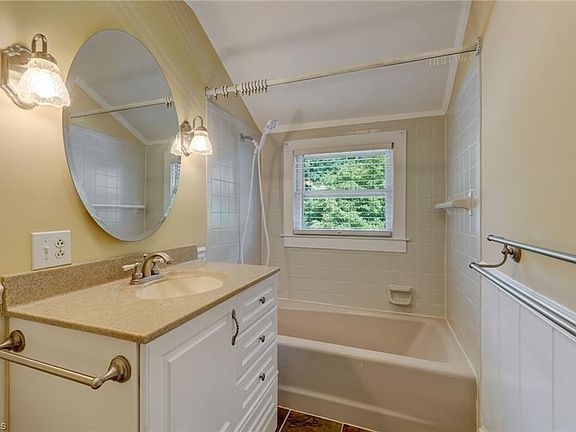 36th image of 618 Parkway Blvd