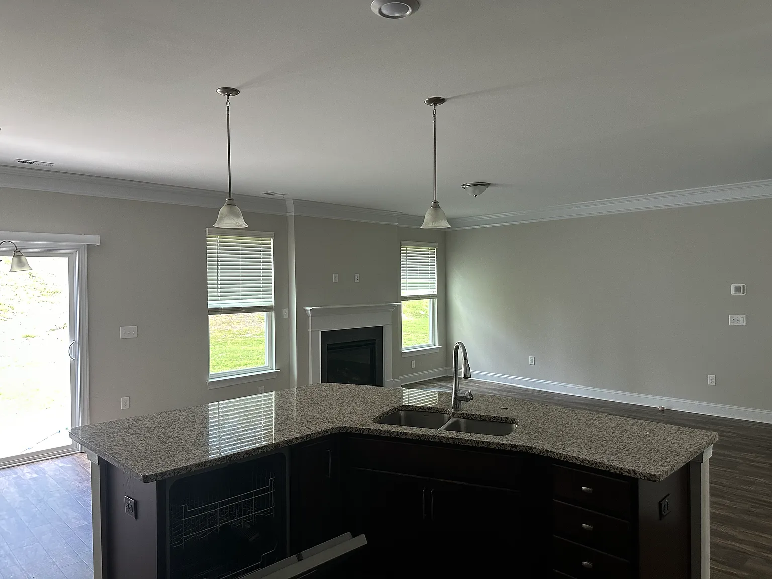 4 bed, 2438 sqft, $2,500 — Photo 4