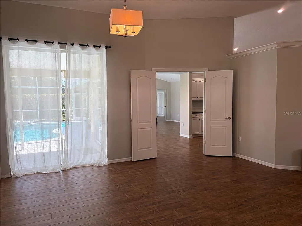 4 bed, 2.0 bath, 2437 sqft, $4,275 — Photo 4