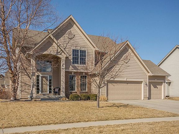 2nd image of 120 SW Oakmont Dr