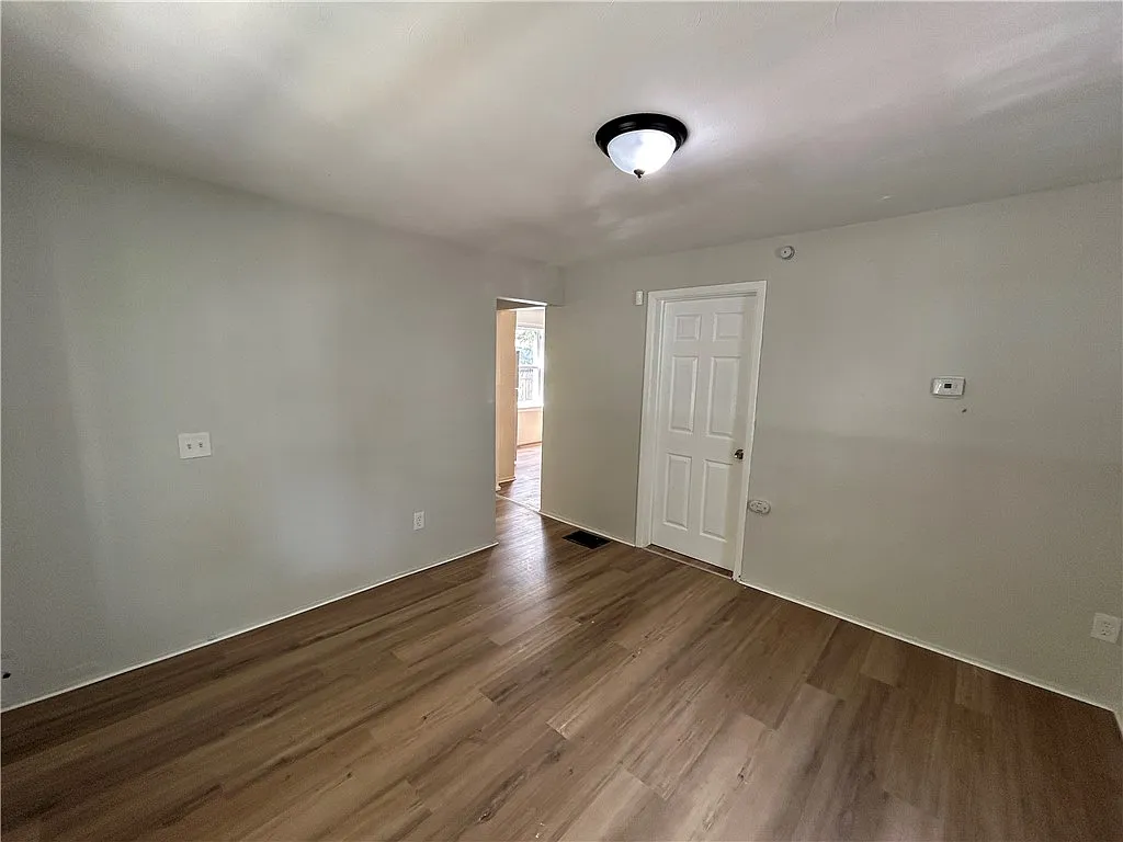 2 bed, 1.0 bath, 1542 sqft, $1,100 — Photo 3