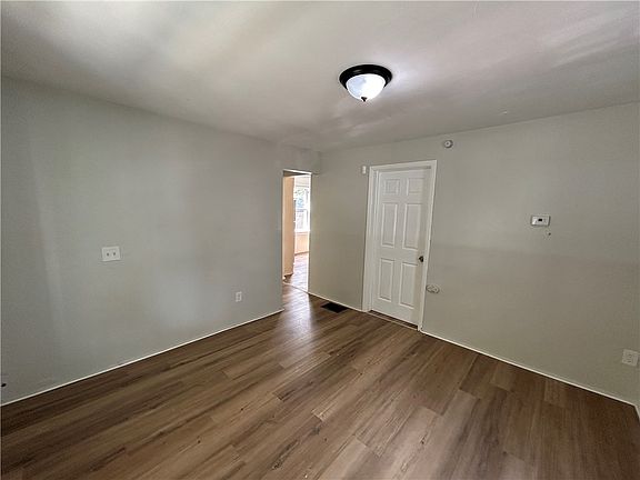 3rd image of 42 Villa St