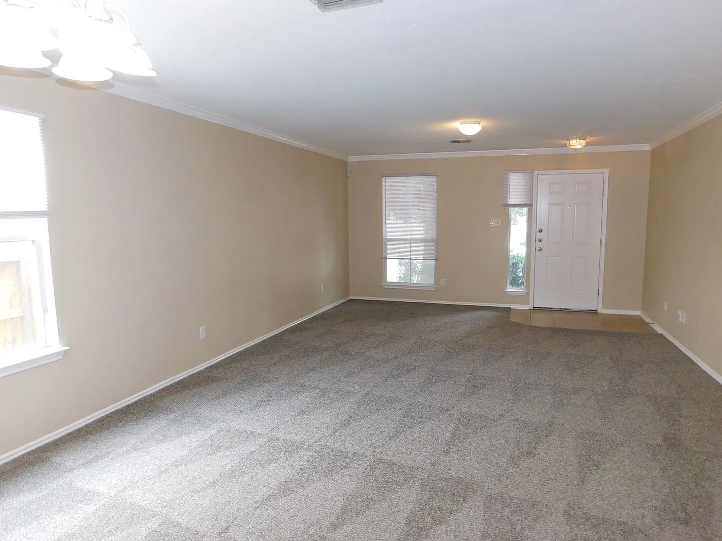 Beautiful 5 bedroom home w/ 2 primary suites — Photo 2