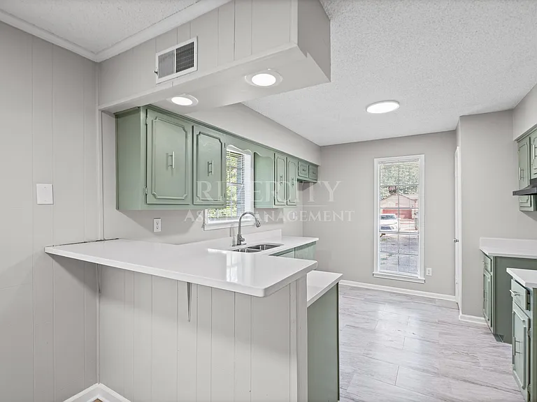 895 Brownlee Rd — Photo 11