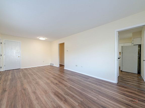 3rd image of 209 E Pineview Dr