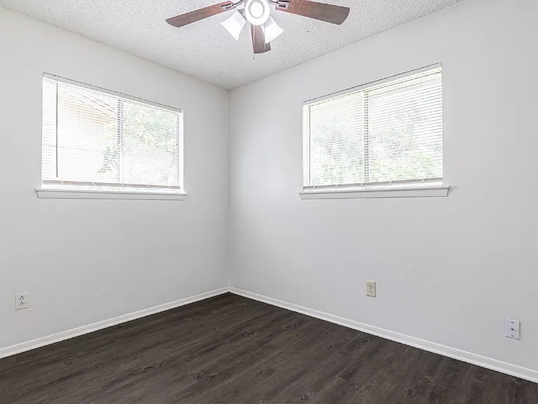 4910 Tennyson Dr — Photo 15