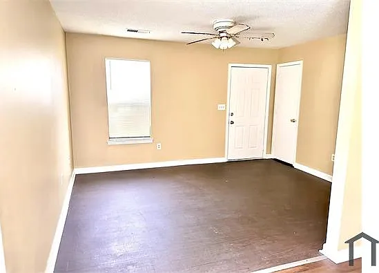3 bed, 1100 sqft, $1,400 — Photo 3
