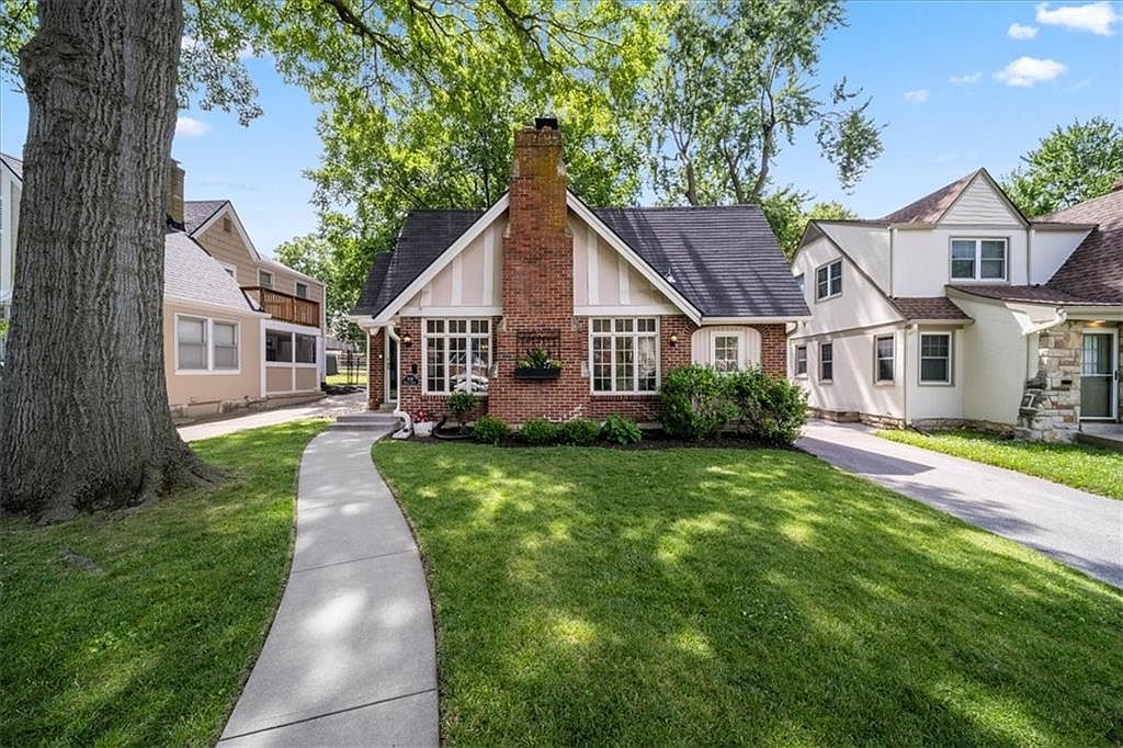 7426 Walnut St, Kansas City, MO 64114 | Zillow