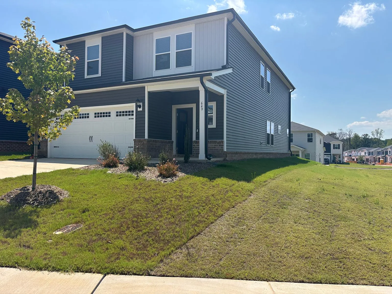 5 bed, 2352 sqft, $2,400 — Photo 3