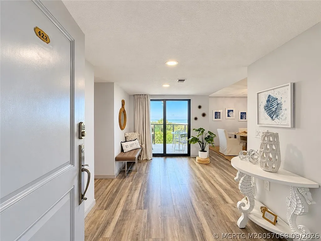 3 bed, 3.0 bath, 1919 sqft, $7,000 — Photo 3