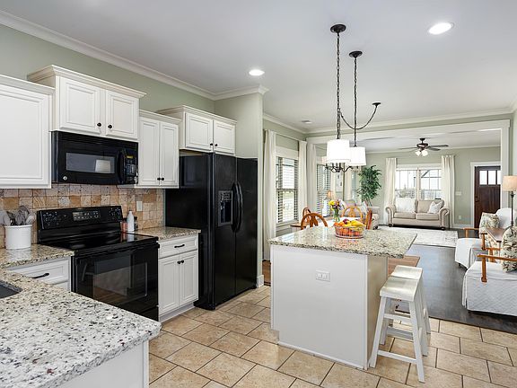 3rd image of 452 Sherwood Cir