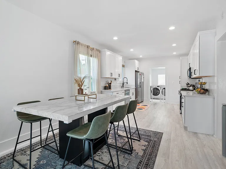 1752 Robinson Ave — Photo 17