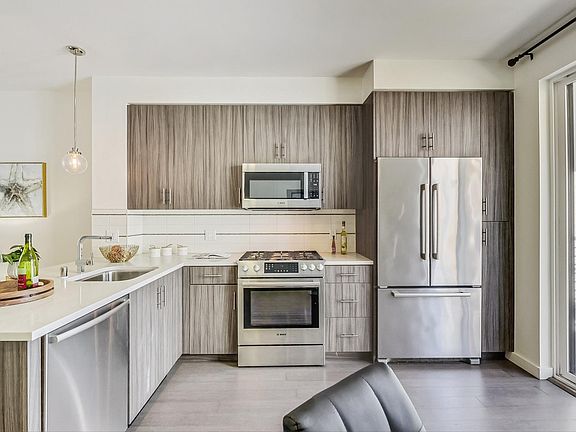 4th image of 276 Friedell St