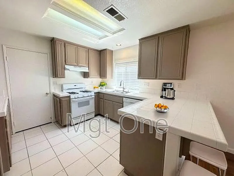 3 bed, 2.5 bath, 1555 sqft, $3,250 — Photo 3