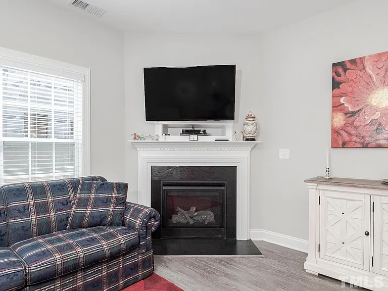 560 Barneswyck Dr — Photo 6
