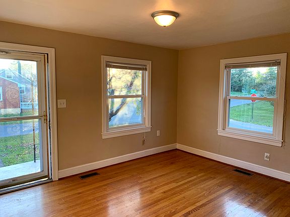 5th image of 2315 Larchwood Ave NE