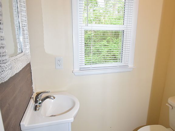 5th image of 329 Crossland Ave