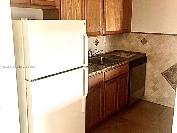 4th image of 1855 NE 121st St APT 28