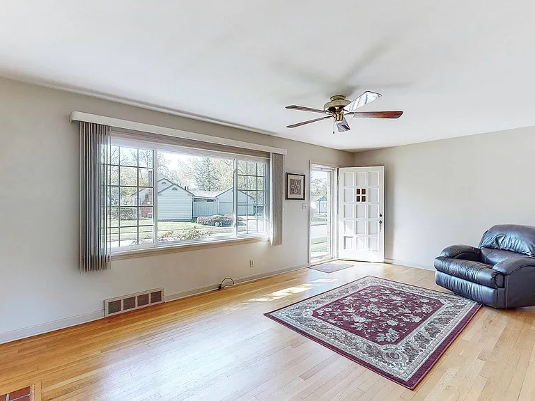 1835 Phelps Ave — Photo 5