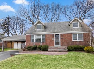 25 Acorn Dr, East Northport, NY 11731