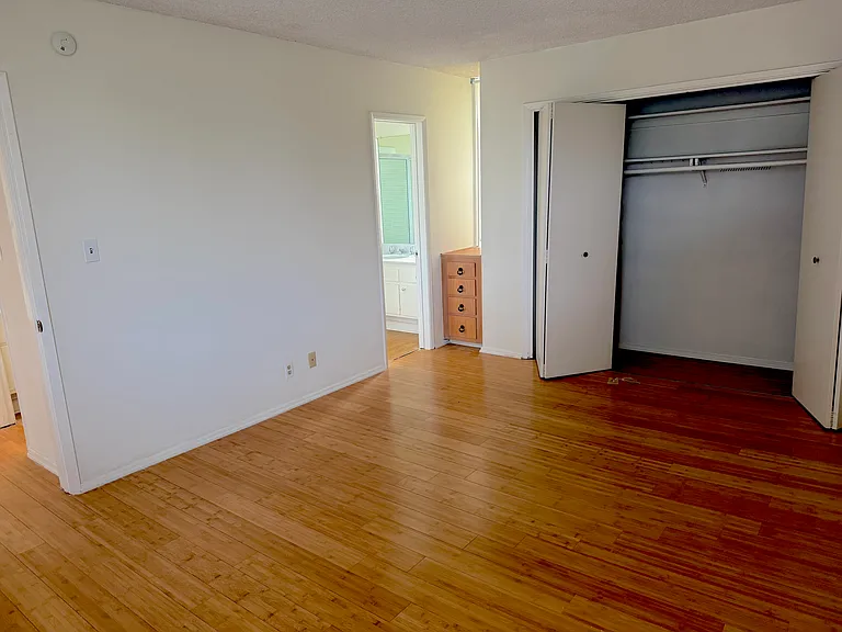 941 10th St #8 — Photo 8
