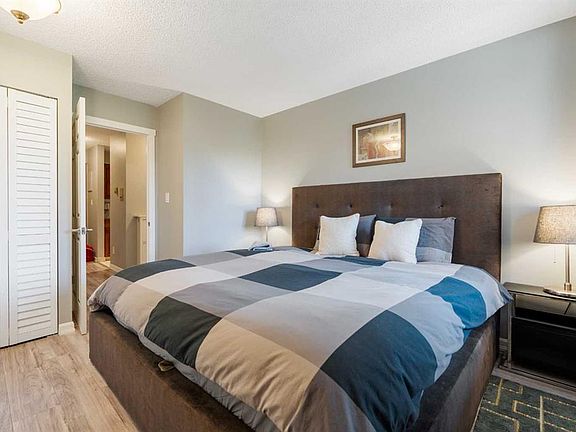4th image of 1033 15th Ave SW #402