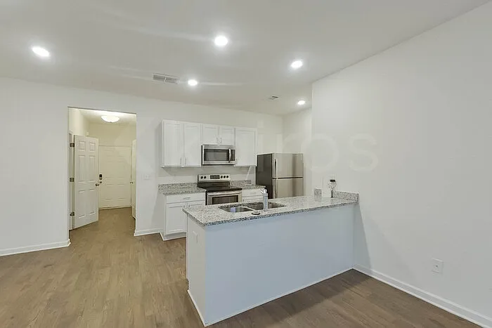 3 bed, 2.5 bath, 1304 sqft, $1,595 — Photo 3