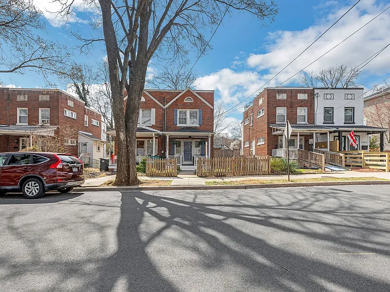 1427 Kearny St NE — Photo 2