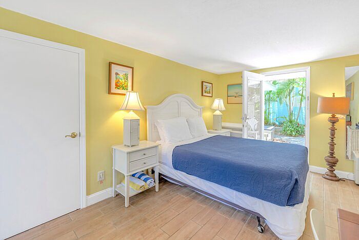 1st image of 5225 Avenida Navarra #3
