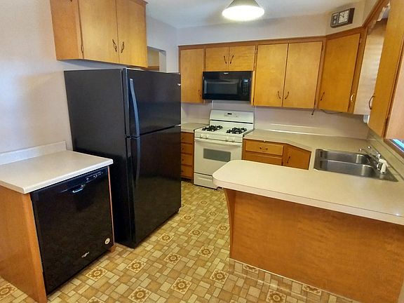 Kitchen w/stove, refrigerator, microwave and dishwasher.
