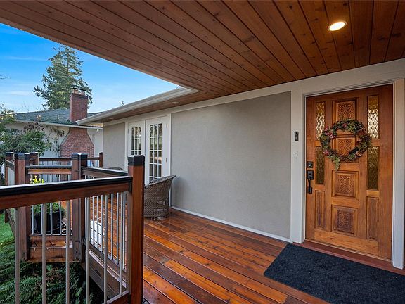 4th image of 2229 Arbutus Rd