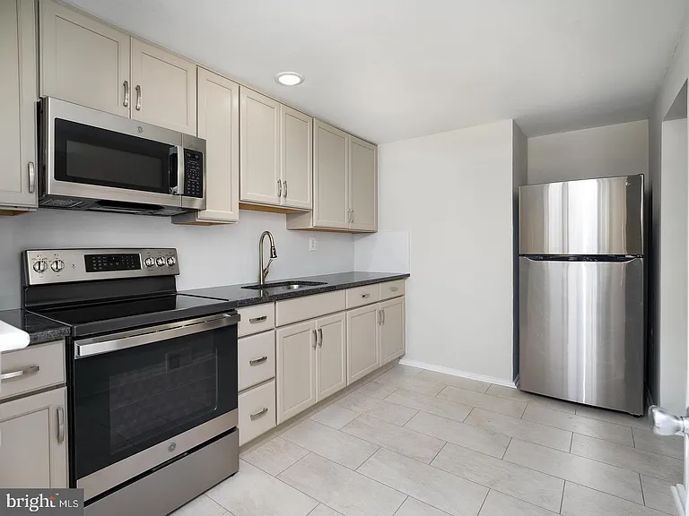 724 S Penn St — Photo 10