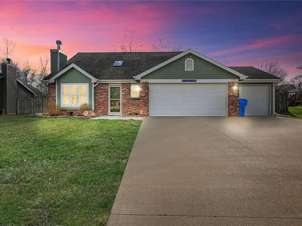 2280 Valley View Dr, Tonganoxie, KS 66086