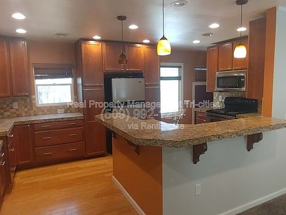 5th image of 222 Douglass Ave